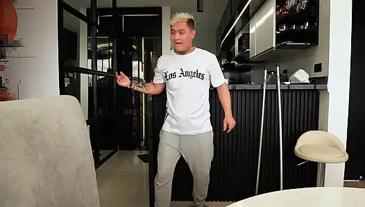 Ev arkadaşımın kız arkadaşını sikiyorum, en iyi arkadaşımı onun önünde aldatıyorum