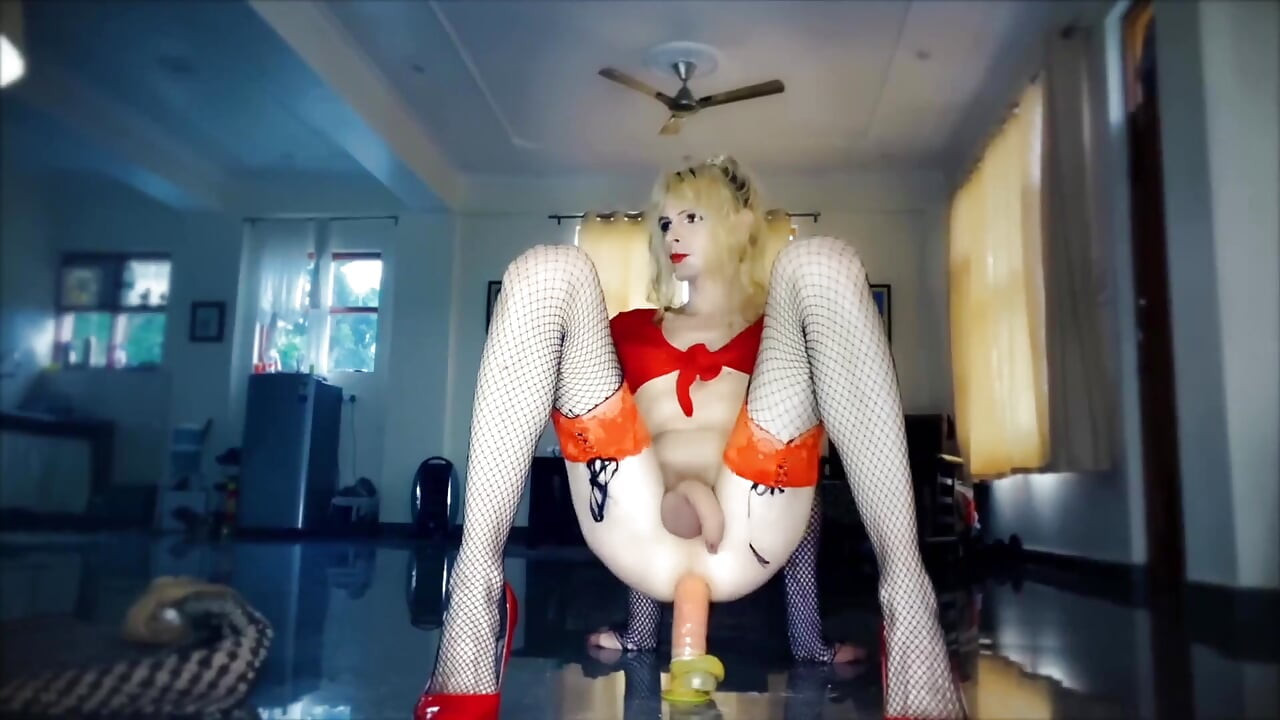 Harika travesti fuckdoll amını eğitiyor