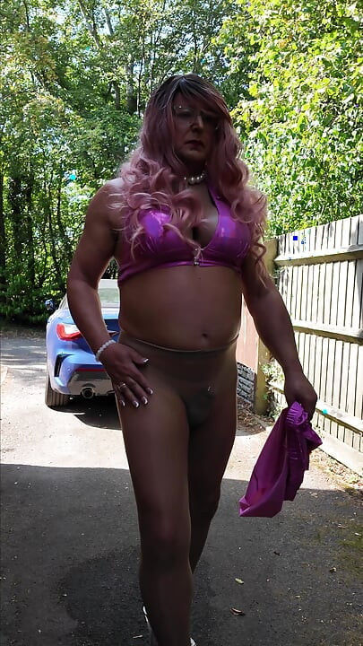 Crossdresser sexy Kellycd2022 în fusta mea roz lucioasă și ciorapi bronzați de top și tocuri