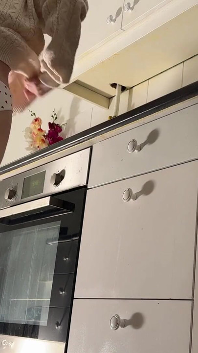 Niezwykle piękna drobna blondynka gorąca uczennica w swojej kuchni akademika przygotowuje się do wigilijnego przyjęcia | Klip 1