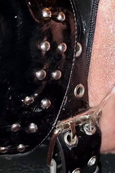 Slut-Orgasma Celeste fucked hard by a equine dildo and a toilet brush