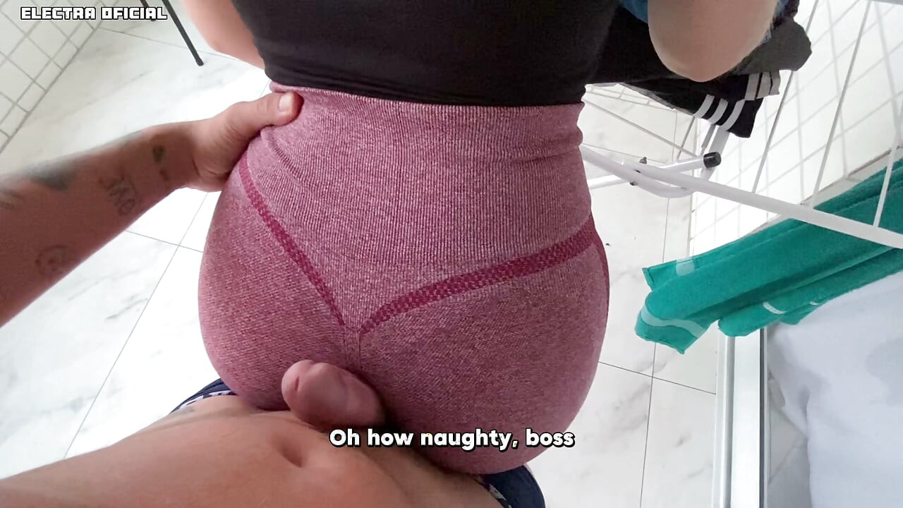 Dieses heiße zimmermädchen neckt mich mit diesen kurzen shorts, ich habe einen harten schwanz