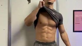 Niesamowicie przystojny muskularny brytyjski gej kurwa