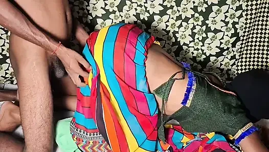 Kırmızı sari içinde alkışlanan teyze, aşkla dolu güzel ve romantik bir an yaratmaya yaklaşıyor anal seks