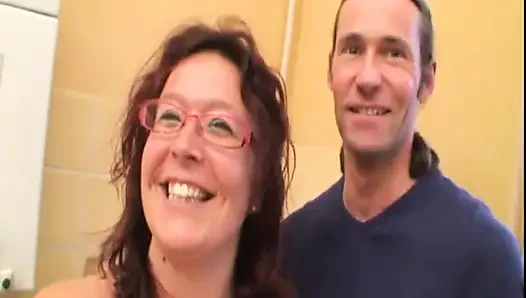 Vollbusige schlampe für zwei große epische schwänze