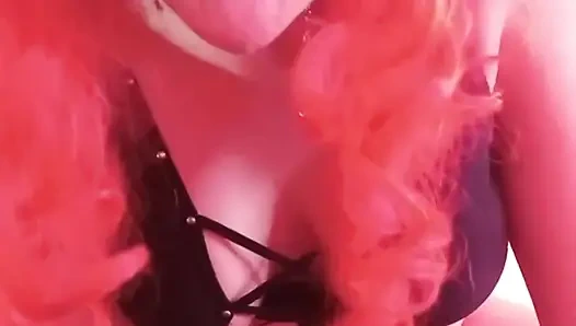 Si iblis rambut merah menguras belahan jiwamu dengan bubblegum - bunny looner