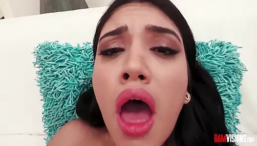 Memek sempit alice thunder si cewek mungil latina dientot habis-habisan sama kontol besar pria yang lebih tua