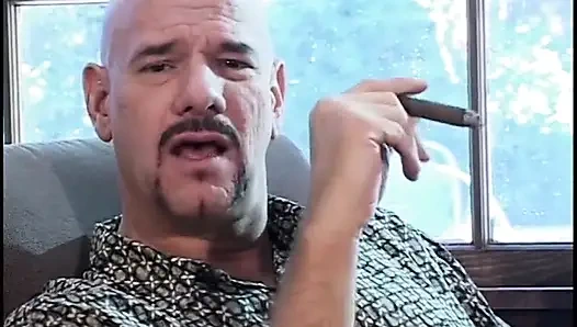 Geiles schokoladen-schätzchen will weißen schwanz probieren und grob ficken