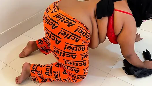 Suudi Arabistan'da güzel seksi hizmetçiyi sikiyor