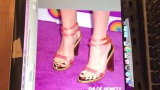 Gozando nos pés de Chloe Moretz.
