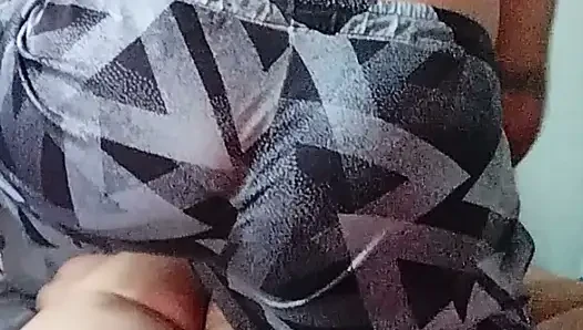 Lernen, Massagen zu geben mit einer Frau, die einen perfekten Körper hat.