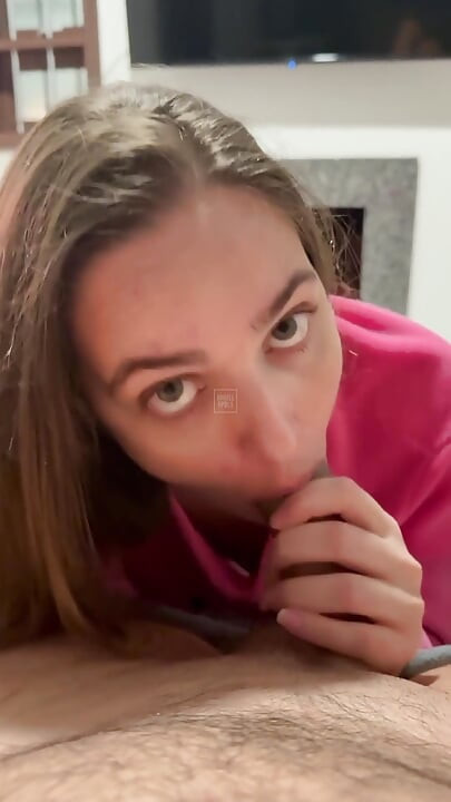 זוג אמיתי עושה סקס רומנטי בסלון