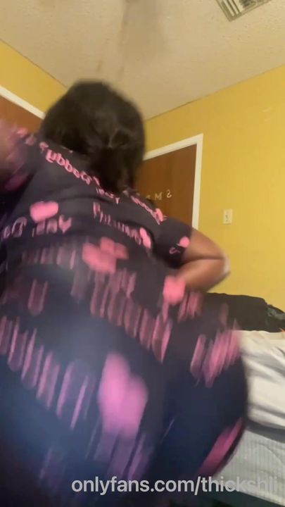 Eboni tebal twerking