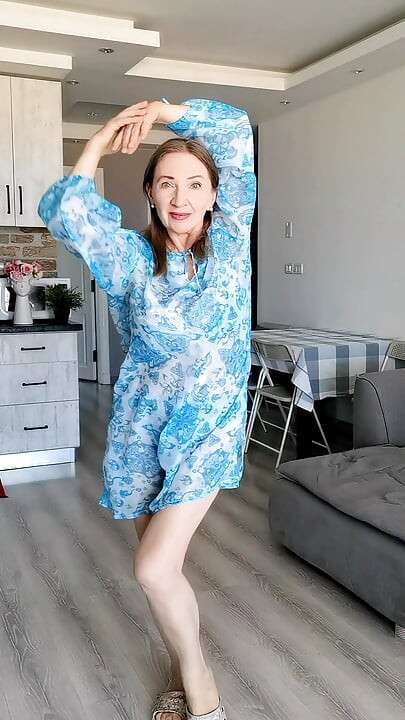 Горячая бабушка соблазняет тебя своими огромными толстушками