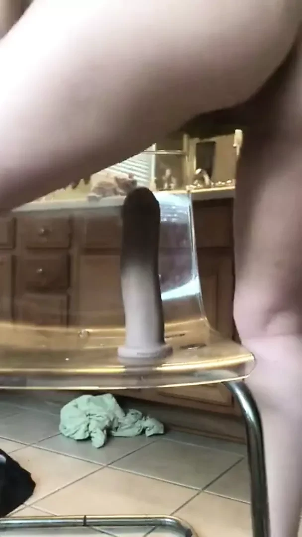 Moglie cavalca il suo dildo e schizza