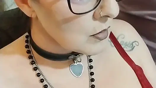 Orta yaşlı seksi kadın sutyen içinde sigara içiyor