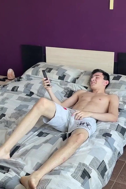 aynı anda iki twink boşalıyor