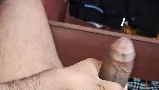 Köyün genç çocuğu ağlıyor ve konuşuyor, elleriyle midesine sperm döktü