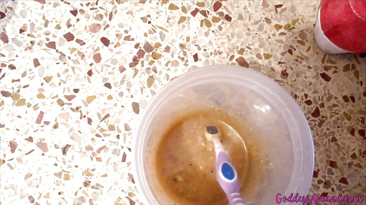 Подготовка еды и зубная щетка для моей жалкой свинки