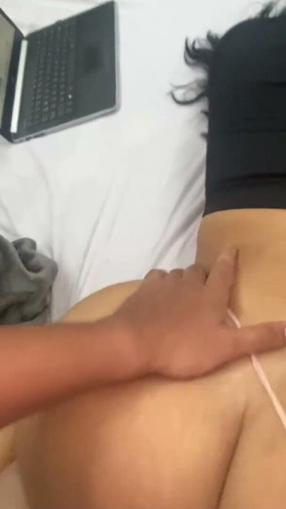 Mama vitregă BUTT este futută de fiul vitreg când sunt lăsați singuri acasă | Clip 1