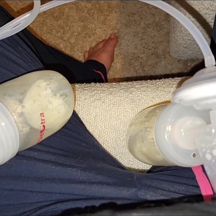 Je pompe mes seins en lactation