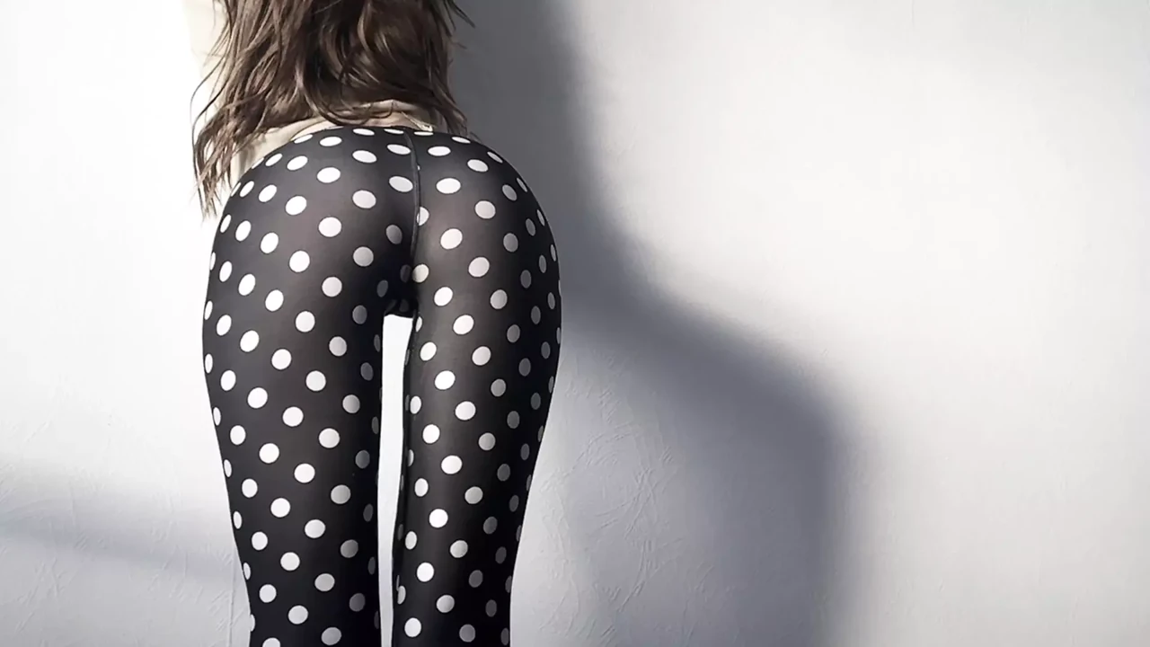 teasing yoga - cameltoe leggings - long legs stretching