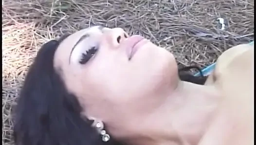 Büyük memeli tgirls ormanda genç ikizlerin götünü sikiyor
