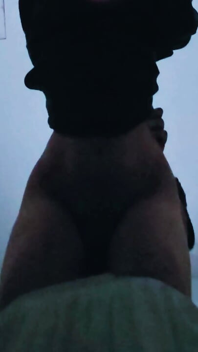 Filipina Petite se la follan en el baño público, todavía gimiendo y hablando sucio