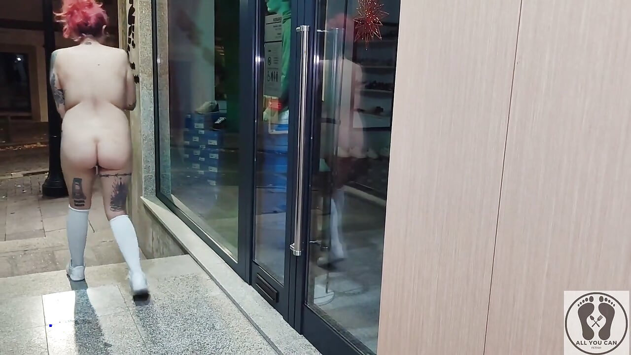 Risky Public Naked Chubby in the Building Pissing Outdoor