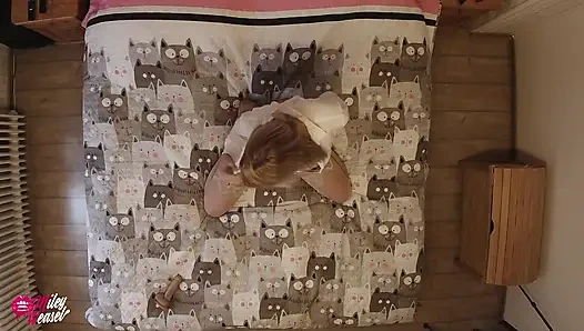 Geiles Blondes Model Besorgt Es Sich Heftig Auf Dem Bett