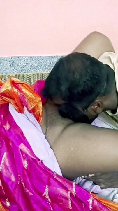 Domaćica zadovoljava prepisku i dozvoljava mu da se jebe za odložene školske honorare njenog polu sina.- tamilski jasan zvuk uz stenjanje | Klip 2