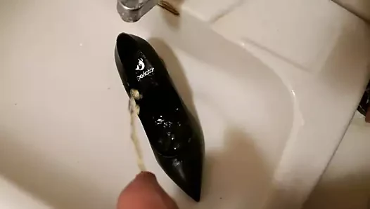 çiş içinde hanımları siyah stiletto topuk