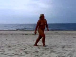 Nakedpussy op het strand