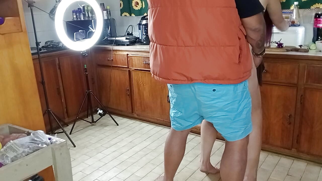 그녀는 샐러드를 만들려고 했고 그녀는 자지를 먹어