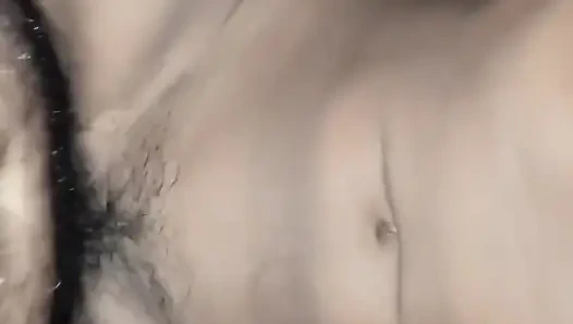 Pertama-tam masukkan ke mulut dan kemudian ke dalam memek