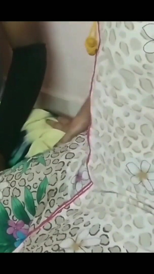 तमिळ आई जूली सावत्र मुलाला सेक्स कसा करायचा शिकवताना खोल गळ्यात घेताना आणि तोंडात चोदा सोडताना | भाग १