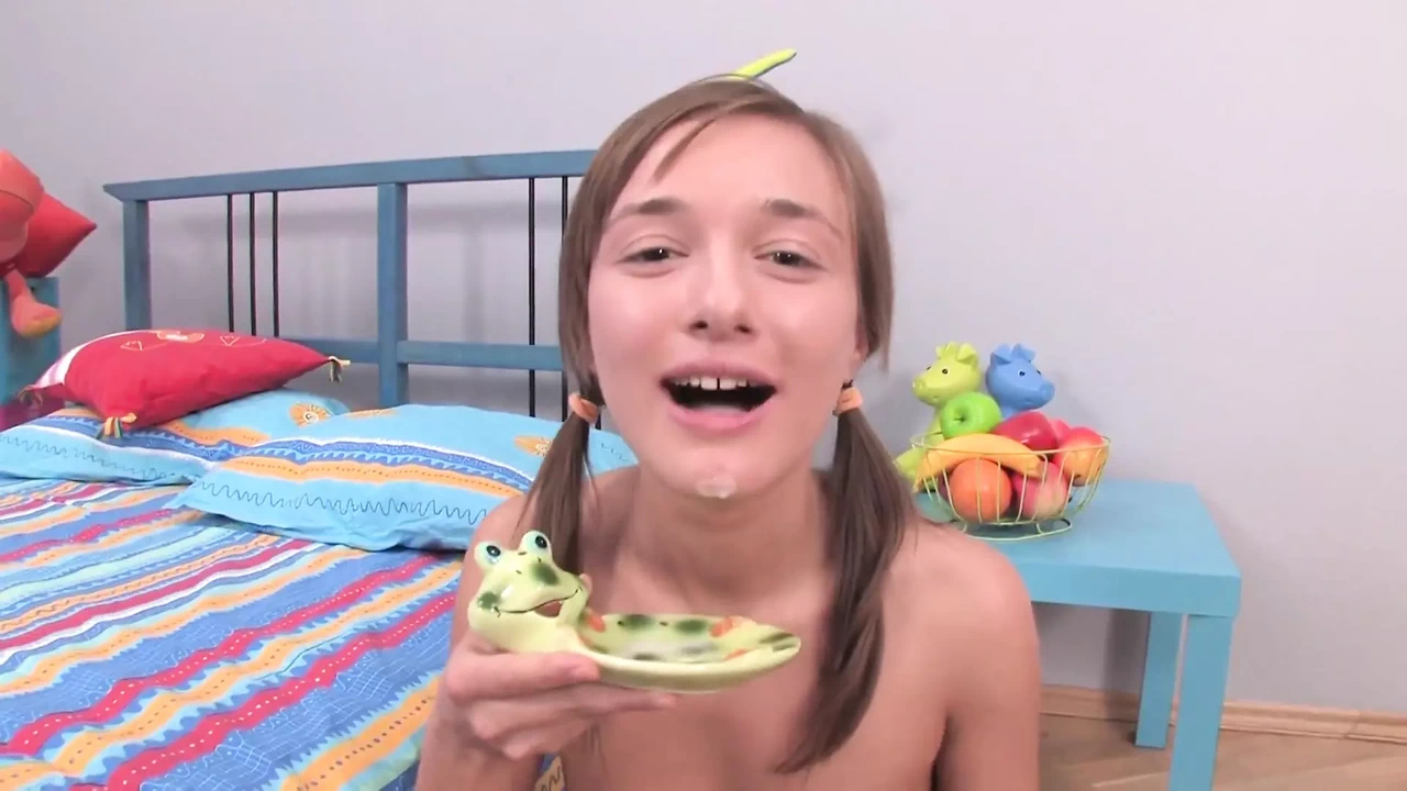 她的阴户非常紧，我不想停止操她年轻阴户