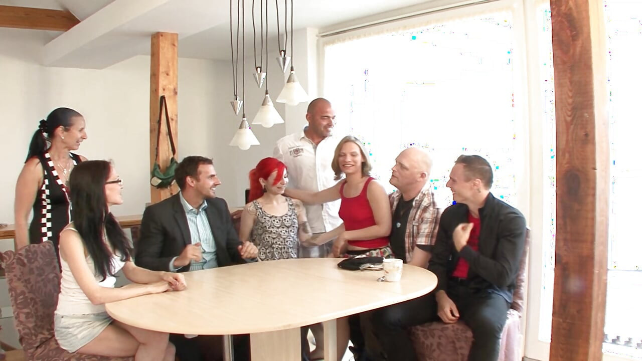 Lal balon vali taitoo vali jarman beb kichan men lnd ki savari karti hai