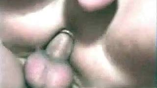 Des fêtards coquins filmés en train de baiser