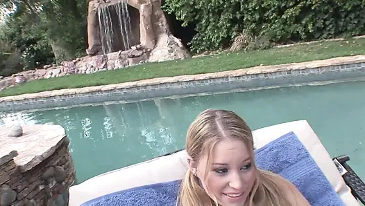 Gadis remaja 18 tahun lagi asik mainin memek mereka