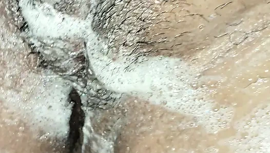 Тамильская жена в обнаженном душе