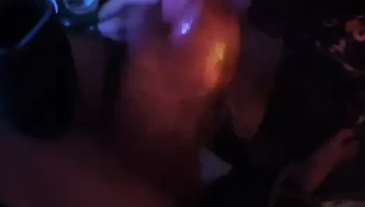 Baskın ve sapık bir elle muamele ve sakso, sahibesinin göğüslerine boşalıyor! Büyük memelere boşalma!