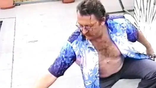 Cowok berondong ini suka nonton video cewek-cewek sange lagi asik jilat dan ngusap mereka