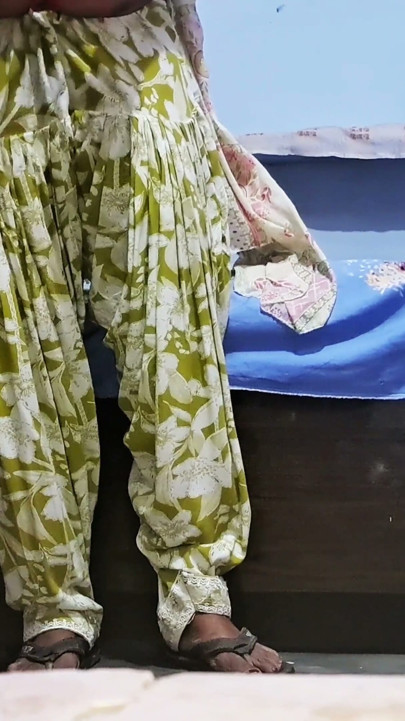Behari servent pencaplı bhabi malkin'i sikiyor