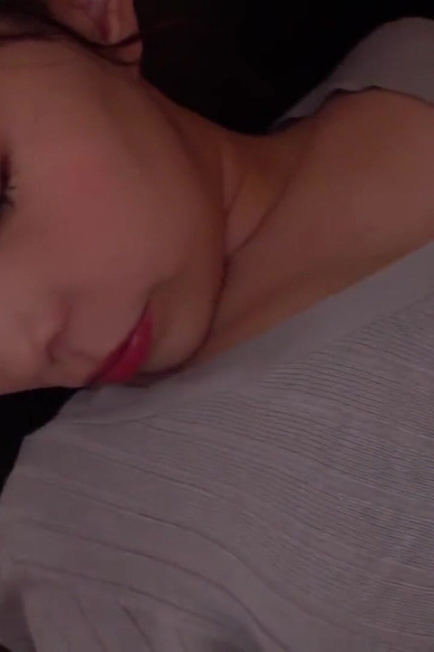 ユリアが大胆で美しい衣装姿の魅力を披露する、典型的な誘惑が展開 - シーン7