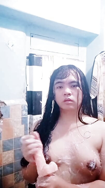 Filipina-schätzchen spielt während geheimen videoanruf