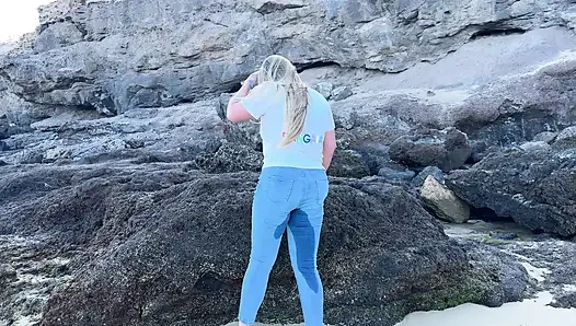 Kencing di celana jins ketat di pantai