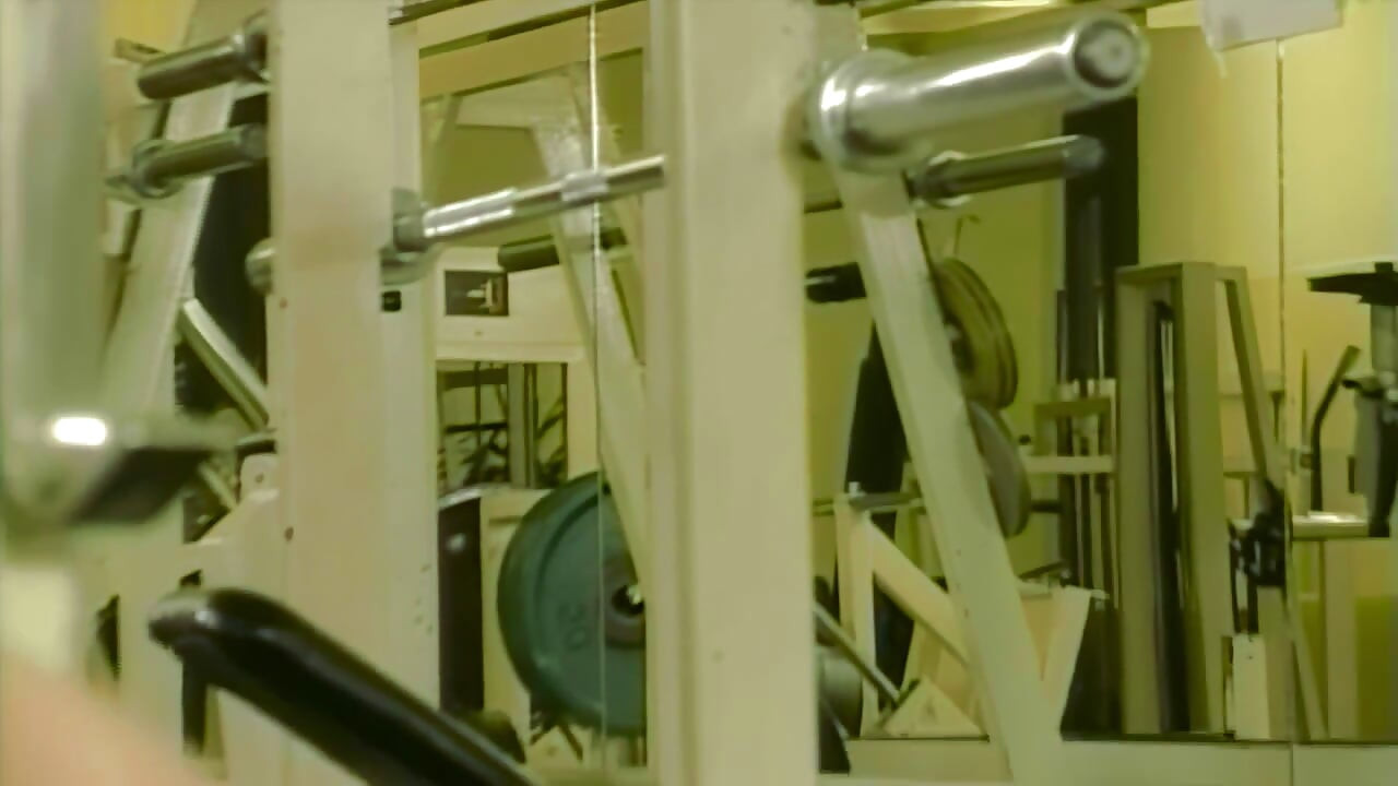 Gymträning med DP med den unga instruktören och den gamla