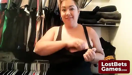 Последняя неудачная игра-стриптиз, неудачная, оставленная только в ее лифчике