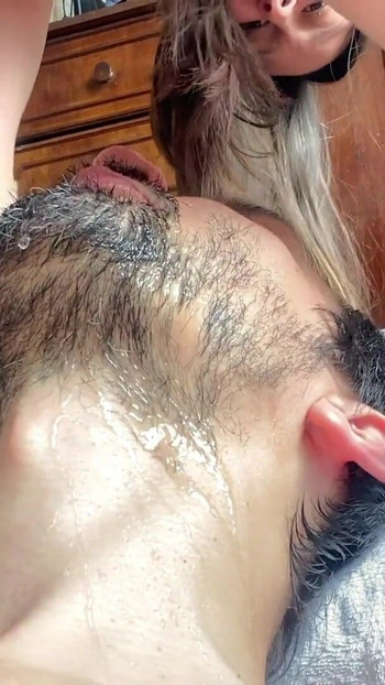 Emotionaler moment von "zusammenstellung 2: heiße pisse aus hübscher rosa muschi"